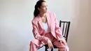 <p>Ibu 3 anak ini tetap tampil formal namun tetap feminin memadukan set blazer warna pink dengan blouse putih. (Instagram/nadyahutagalung).</p>