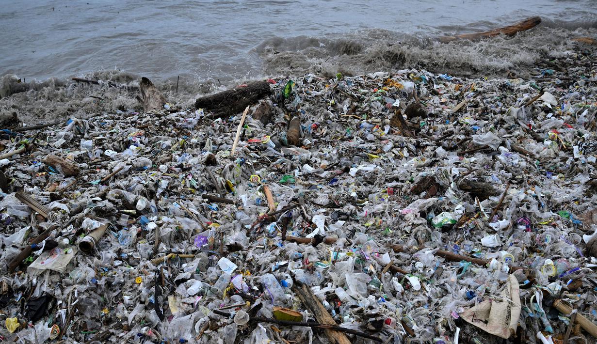 Sampah kiriman tersebut berserakan di pesisir pantai sejak awal Desember 2024. (SONNY TUMBELAKA/AFP)