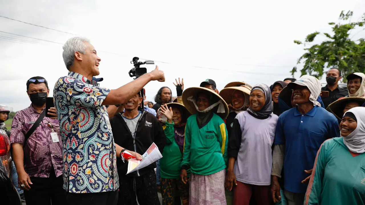 Gubernur Jawa Tengah Ganjar Pranowo, menggelontorkan bantuan untuk perbaikan jalan ruas Pabatan-Rengaspandawa di Desa Glonggong, Kecamatan Wanasari, Kabupaten Brebes.