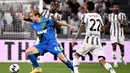 <p>Gelandang Sassuolo Norwegia Kristian Thorstvedt (kiri) berusaha mengontrol bola dari kawalan gelandang Juventus, Denis Zakaria selama pertandingan pertandingan Liga Serie A Italia di stadion Juventus di Turin (15/8/2022). Juventus menang atas Sassuolo 3-0. (AFP/Marco Bertorello)</p>