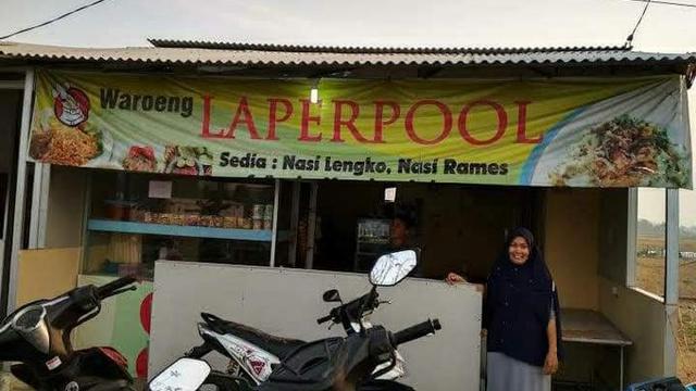 6 Tulisan Nyeleneh di Spanduk Warung Nasi Ini Bikin Pembeli Tepuk Jidat