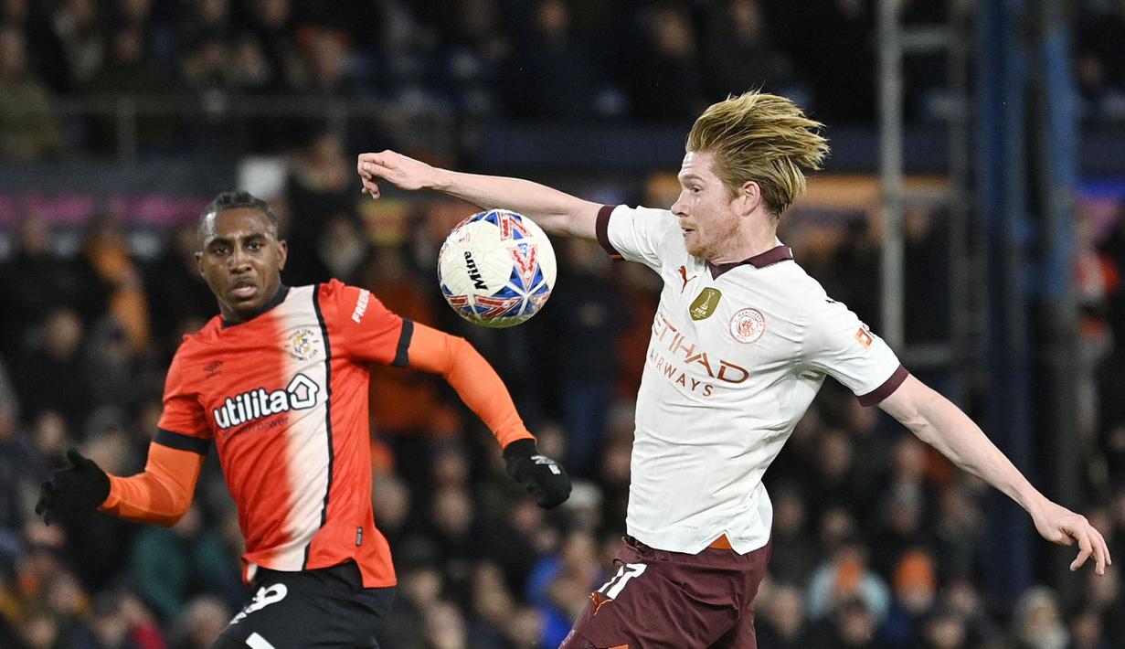 <p>Pemain Manchester City, Kevin De Bruyne berusaha mengontrol bola pada laga putaran kelima Piala FA 2023/2024 melawan Luton Town yang berlangsung di Kenilworth Road Stadium, Luton, Inggris, Rabu (28/02/2024) dini hari WIB. (AFP/Justin Tallis)</p>