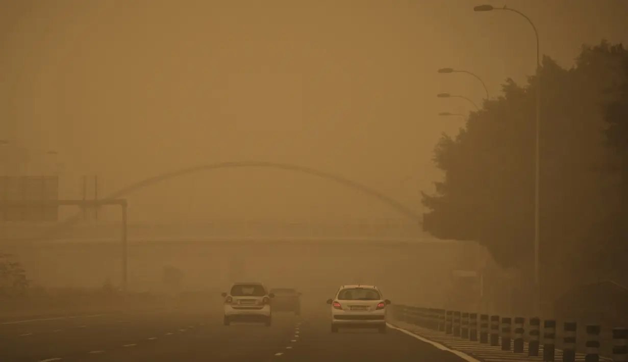 Kondisi lalu lintas saat badai pasir Gurun Sahara menerjang Santa Cruz de Tenerife, Kepulauan Canary, Spanyol, Minggu (23/2/2020). Badai tersebut diperkirakan akan melanda Kepulauan Canary sampai Senin. (AP Photo/Andres Gutierrez)