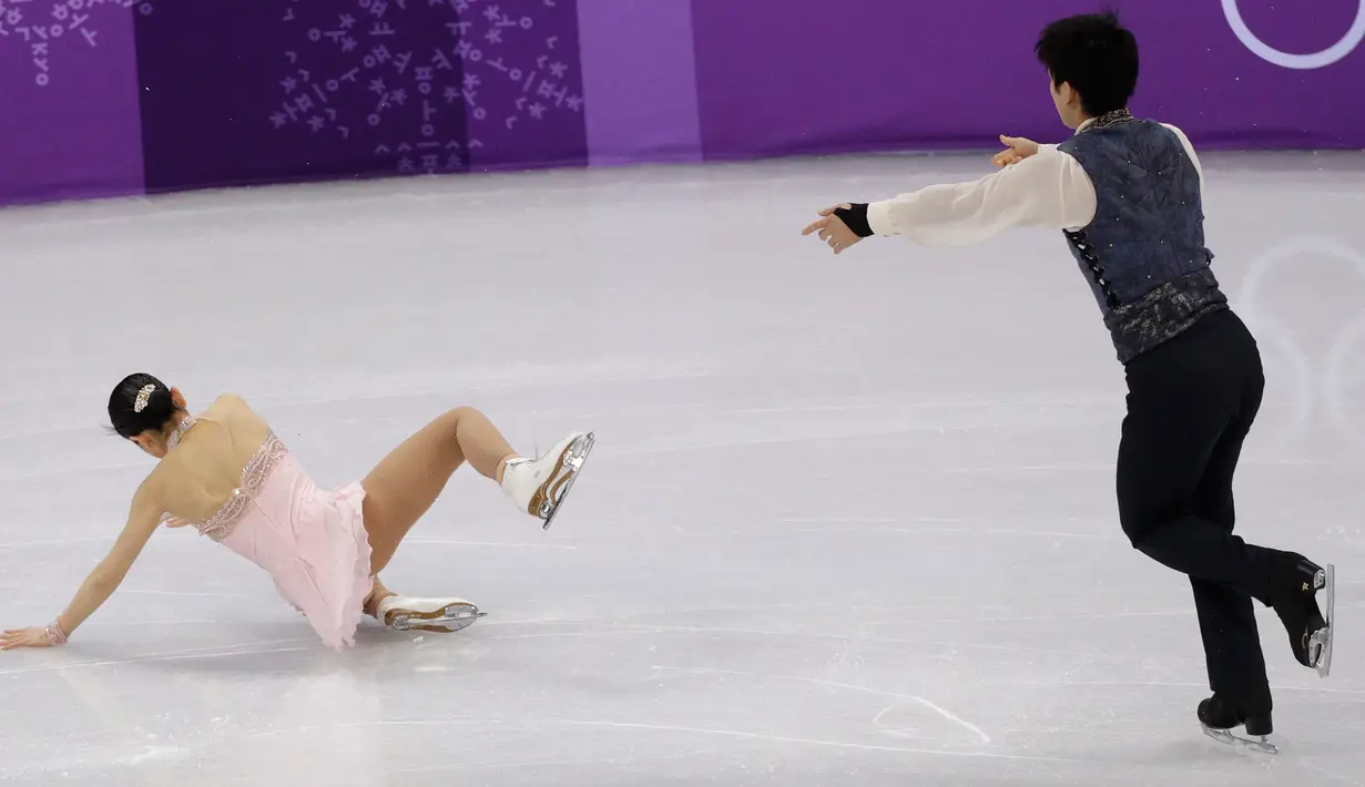 Pasangan Figure Skating asal Jepang, Ryuichi Kihara melihat rekannya, Miu Suzaki terjatuh saat tampil pada Olimpiade Musim Dingin 2018 Pyeongchang di Gangneung, Korea Selatan, Senin (12/2). (AP/David J. Phillip)