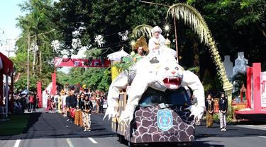 Sosok yang menggambarkan Prabu Tawangalun Raja Blambangan yang menunggai Macan Putih dalam Karnaval Kebangsan  memperingati HUT RI ke-77 (Istimewa)