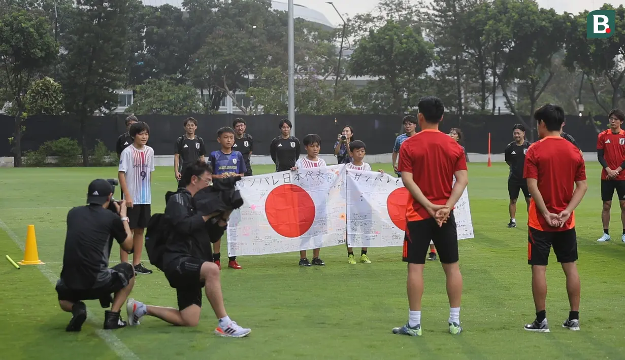 Perwakilan anak-anak yang tergabung ke dalam sekolah sepak bola Jakarta Japan Club (JJC) saat memberikan pesan kepada pemain Timnas Jepang sebelum sesi latihan yang berlangsung di Lapangan A, Senayan, Jakarta, Selasa (12/11/2024). (Bola.com/Bagaskara Lazuardi)