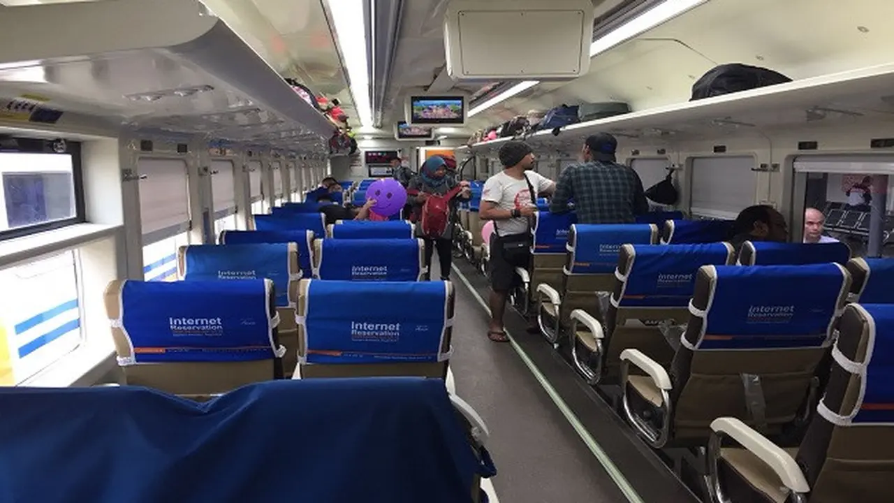 Tampak fasilitas [KA Jayakarta Premium yang menghubungkan Stasiun Pasar Senen, Jakarta ke Stasiun Gubeng di Surabaya.(Liputan6.com/Achmad Dwi Apriyadi)