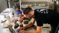 Kesibukan Nick Kuipers saat melayani pesanan Johnny wrap buatannya. (Foto: ig nickkuipers)