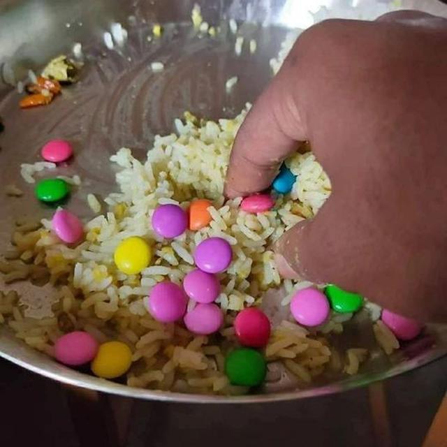 6 Potret Nasi dengan Lauk Camilan Ini Nyeleneh, Rasanya Bikin Penasaran