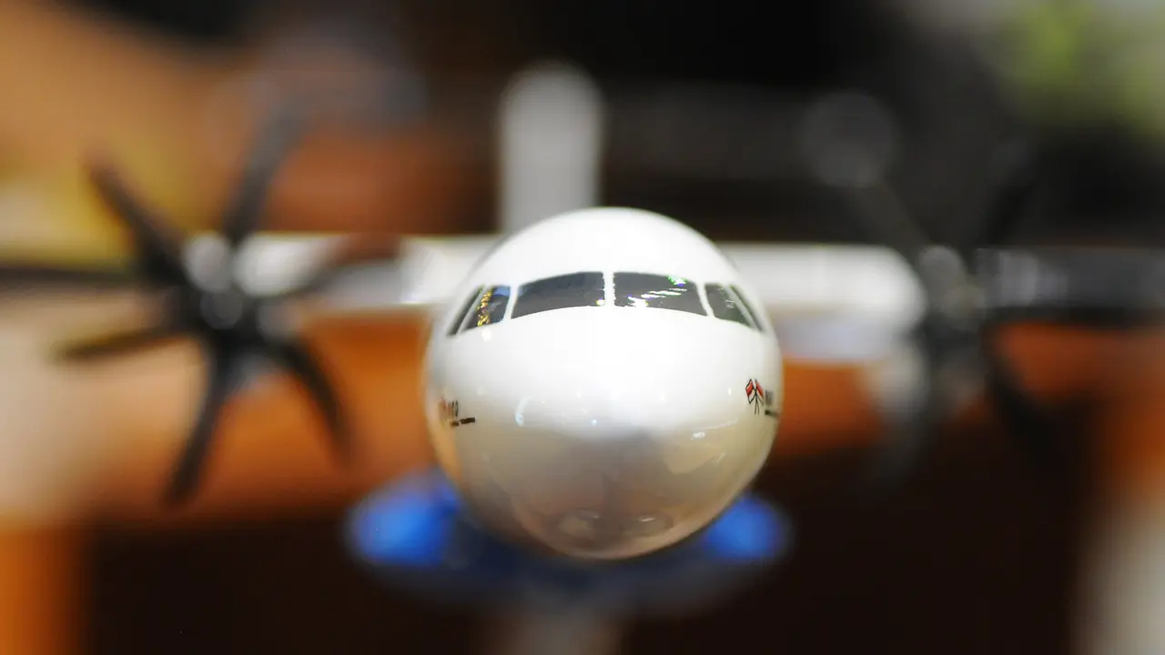 Miniatur Pesawat R80