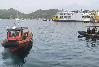Foto yang dirilis pada 27 Desember 2025 oleh Badan Nasional Pencarian dan Penyelamatan Indonesia (BASARNAS) Labuan Bajo ini menunjukkan anggota tim pencarian dan penyelamatan bersiap mencari wisatawan asing yang hilang di perairan Pulau Padar, Labuan Bajo, Nusa Tenggara Timur, setelah sebuah kapal wisata mengalami kerusakan mesin dan tenggelam. Sebuah kapal wisata dilaporkan tenggelam di perairan Selat Padar, Taman Nasional Komodo, Labuan Bajo, Nusa Tenggara Timur, pada Jumat malam (26/12/2025) sekitar pukul 21.00 WITA. (Handout/BASARNAS/AFP)