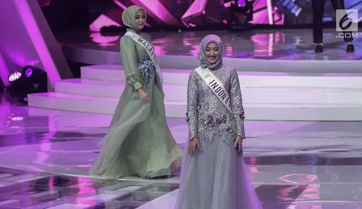 Finalis asal Indonesia dan Malaysia yang lolos dalam malam puncak Puteri Muslimah Asia 2018 di Jakarta, Senin (7/5). (Liputan6.com/Faizal Fanani)