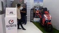 Gerai Motor Gesits menjadi perhatian pengunjung di ajang Ritech Expo 2019 di Bali. (Liputan6.com/Rinaldo)