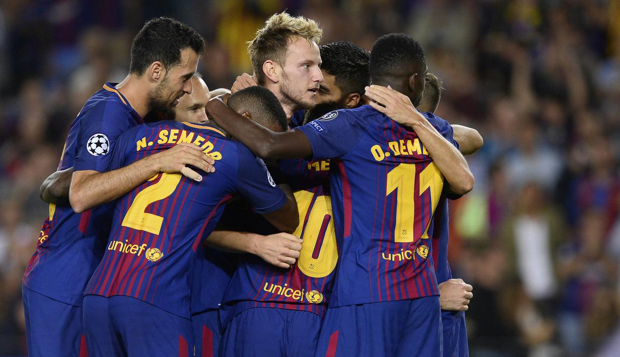 Para pemain Barcelona merayakan gol yang dicetak Ivan Rakitic ke gawang Juventus pada laga Liga Champions di Stadion Camp Nou, Katalonia, Selasa (12/9/2012). Barcelona menang 3-0 atas Juventus. (AFP/Josep Lago)