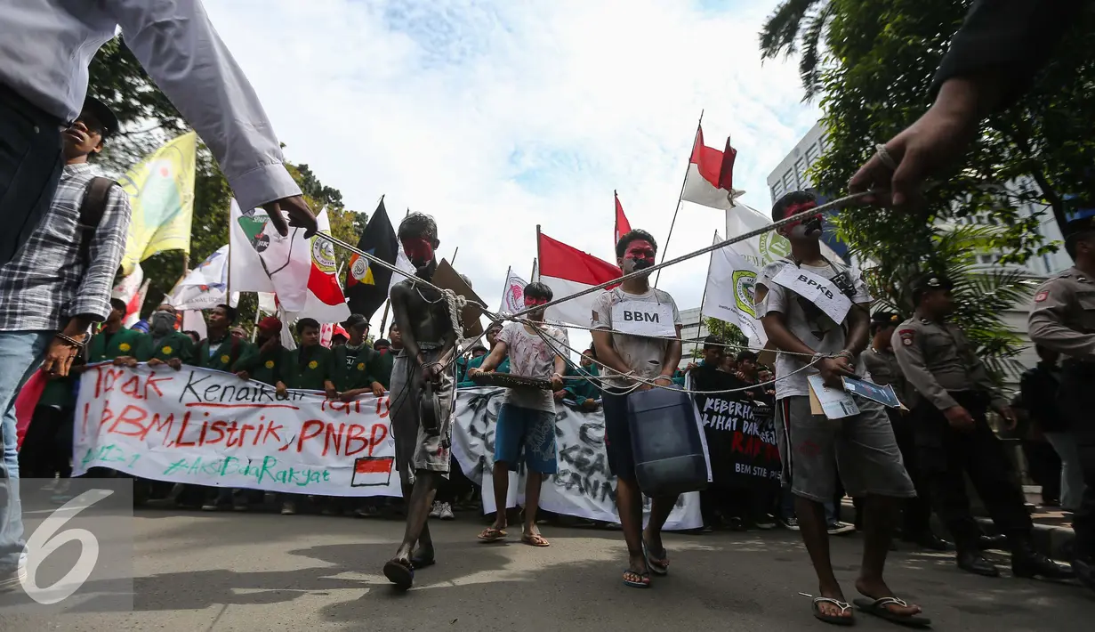 Peserta aksi melakukan treatrikal dengan mengikat tangan serta menutup mulut mereka saat menggelar aksi unjuk rasa di depan Istana Negara, Kamis (12/1). (Liputan6.com/Faizal Fanani)