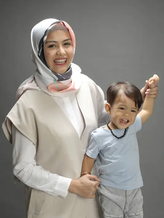 "Aku pikir sudah lah ya karena sinetronnya juga sudah jalan, sebulan kemudian nanya lagi, aku sampai bingung. Akhirnya saat mereka bilang bisa menyesuaikan, aku agak tergoda juga ya. Galau banget ya," lanjutnya. (Bambang E. Ros/Bintang.com)