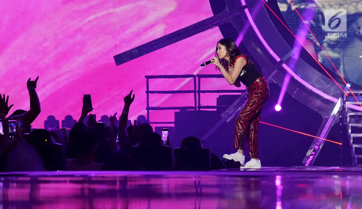 Penyanyi Nicole Zefanya atau NIKI menghibur penonton pada Konser "Smartfren Wow" di Istora Senayan, Jakarta, Jumat (20/9/2019). Membawa seorang DJ, Niki menyanyikan beberapa lagu, diantaranya Vintage, Indigo, dan Lowkey. (Liputan6.com/Herman Zakharia)