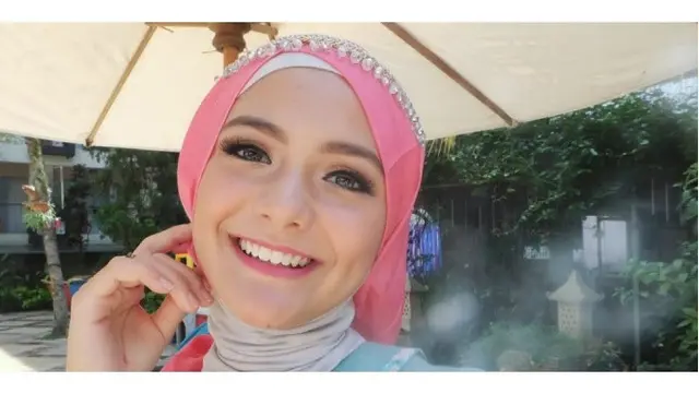 6 Potret Amanda Rawles Pakai Hijab, Tuai Pujian