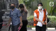 Mantan Kadis DPKAD Pemkot Bandung Herry Nurhayat (kanan) tiba di Gedung KPK, Jakarta, Senin (22/6/2020). Herry akan menjalani persidangan secara online terkait dugaan korupsi pengadaan tanah untuk ruang terbuka hijau di lingkungan Pemerintah Kota Bandung Tahun 2012-2013. (merdeka.com/Dwi Narwoko)