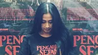 Aktris Ayu Laksmi difoto didepan poster film Pengabdi Setan. Di film Under The Tree karya Garin Nugroho, Ayu mendapatkan nominasi Aktris Terbaik dalam ajang Indonesian Film Festival of 2008 (instagram/ayulaksmibali)
