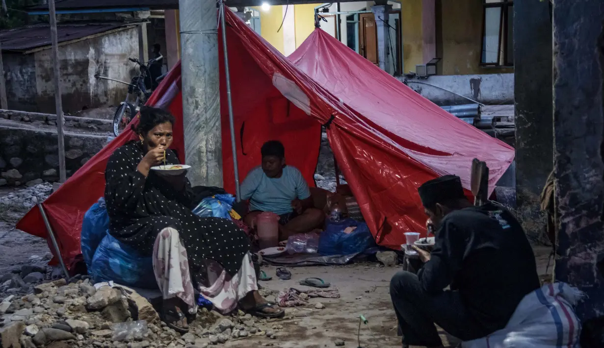 Warga terpaksa tinggal sementara di tenda darurat setelah banjir bandang menghancurkan rumah mereka di Ganting, Sumatera Barat pada 14 Maret 2024. (REZAN SOLEH/AFP)