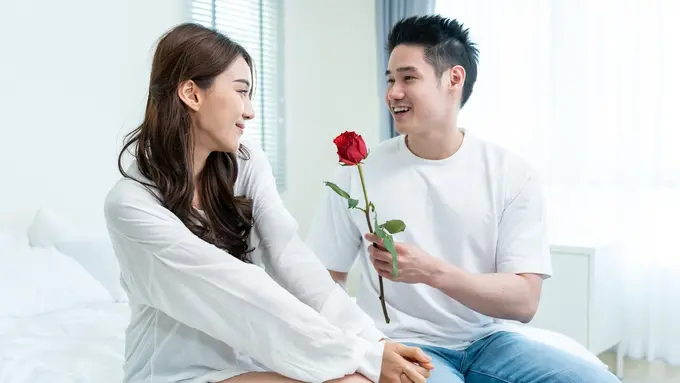 couple bahagia memberi bunga