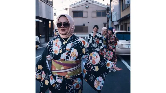 7 Gaya Liburan Bunda Sarita yang Dikabarkan Dekat dengan Vicky Prasetyo di Jepang