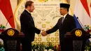 <p>Menteri Luar Negeri Indonesia, Sugiono (kanan), berjabat tangan Menteri Luar Negeri Belanda, David van Weel, setelah pertemuan bilateral di Kementerian Luar Negeri, Jakarta, pada Kamis 9 Oktober 2025. (Yasuyoshi CHIBA/AFP)</p>