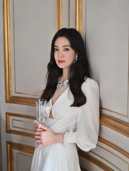 Foto ini seolah membuktikan predikat Song Hye Kyo sebagai dewi. Rambut bergelombang yang diurai membuatnya semakin menawan. (Foto: Instagram/ kyo1122)