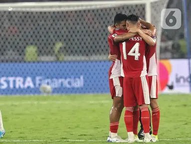 Pemain Timnas Indonesia berpelukan usai mengalahkan China pada lanjutan putaran ketiga kualifikasi Piala Dunia 2026 zona Asia grup C di Stadion Utama Gelora Bung Karno, Jakarta, Kamis (5/6/2025). (Liputan6.com/Angga Yuniar)