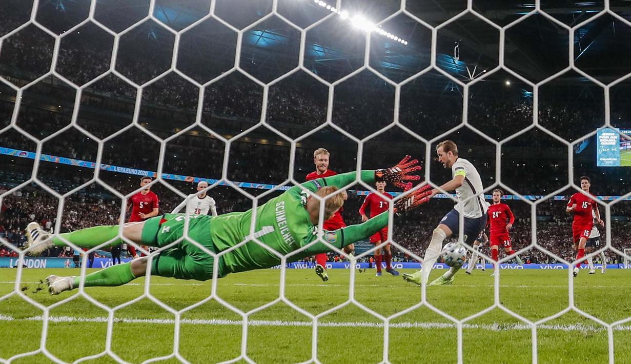 Harry Kane menjadi algojo. Tendangannya sempat ditepis oleh Schmeichel, namun bola rebound disambar dan berbuah gol. Untuk kali pertama, Timnas Inggris lolos ke final Piala Eropa. (Foto: AP/Pool/Frank Augstein)
