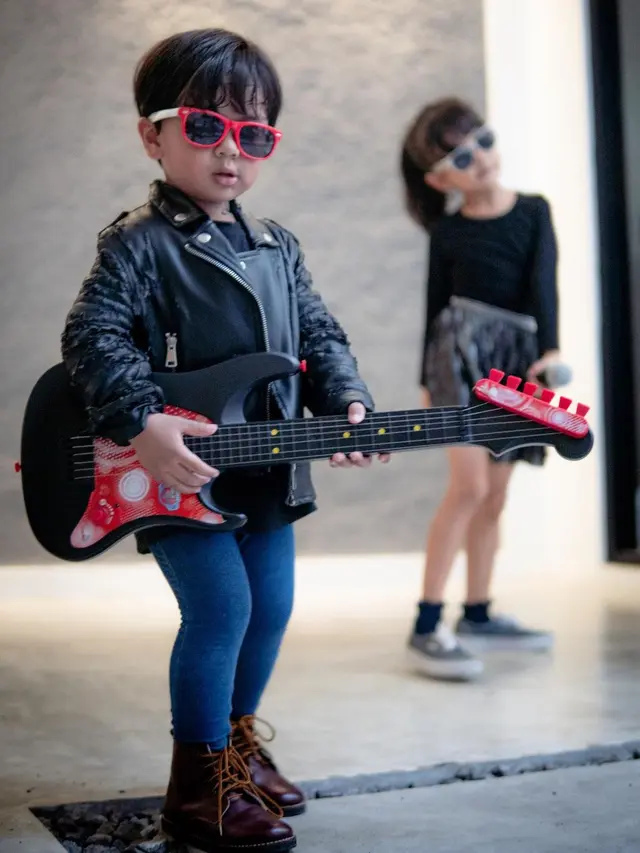Anak Tantri Kotak Bergaya Band Rock