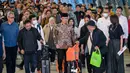 Menteri Luar Negeri Indonesia, Sugiono (tengah), berjalan bersama Warga Negara Indonesia yang kembali dari Iran tiba di Bandara Internasional Soekarno-Hatta, Tangerang, Banten, pada Selasa 10 Maret 2026. 22 Warga Negara Indonesia (WNI) yang dievakuasi dari Iran tiba di Indonesia melalui Bandara Internasional Soekarno-Hatta, Tangerang, Banten pada Selasa 10 Maret 2026. (BAY ISMOYO/AFP)