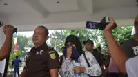 Sudarti, salah satu tersangka dugaan korupsi pengadaan alat kesehatan yang ditangkap Kejaksaan Tinggi Sumatra Utara. (Liputan6.com/Reza Perdana)