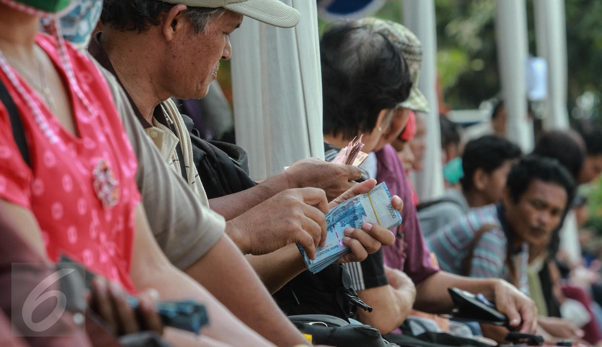 Warga mulai menyerbu gerai penukaran uang receh di Lapangan IRTI Monas, Jakarta, Selasa (30/6/2015). Bank Indonesia bekerjasama dengan 14 bank lainnya membuka loket penukaran uang pecahan kecil sejak 17 Juni-15 Juli 2015. (Liputan6.com/Faizal Fanani)