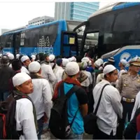 Sudah 3000 kali foto ini di share, dan juga sudah ada ratusan netizen yang mengomentari foto pendemo Ahok yang pulang naik Transjakarta. (Foto: Facebook Djati Sahara)