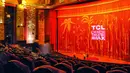 TCL Chinese Theatre adalah adik dari Grauman's Egyptian Theatre yang didirikan tahun 1927. Dengan desain ala Cina yang unik dan didominasi emas, semua ornamen di dalamnya didatangkan langsung dari Cina. (www.allthehitssofar.com)