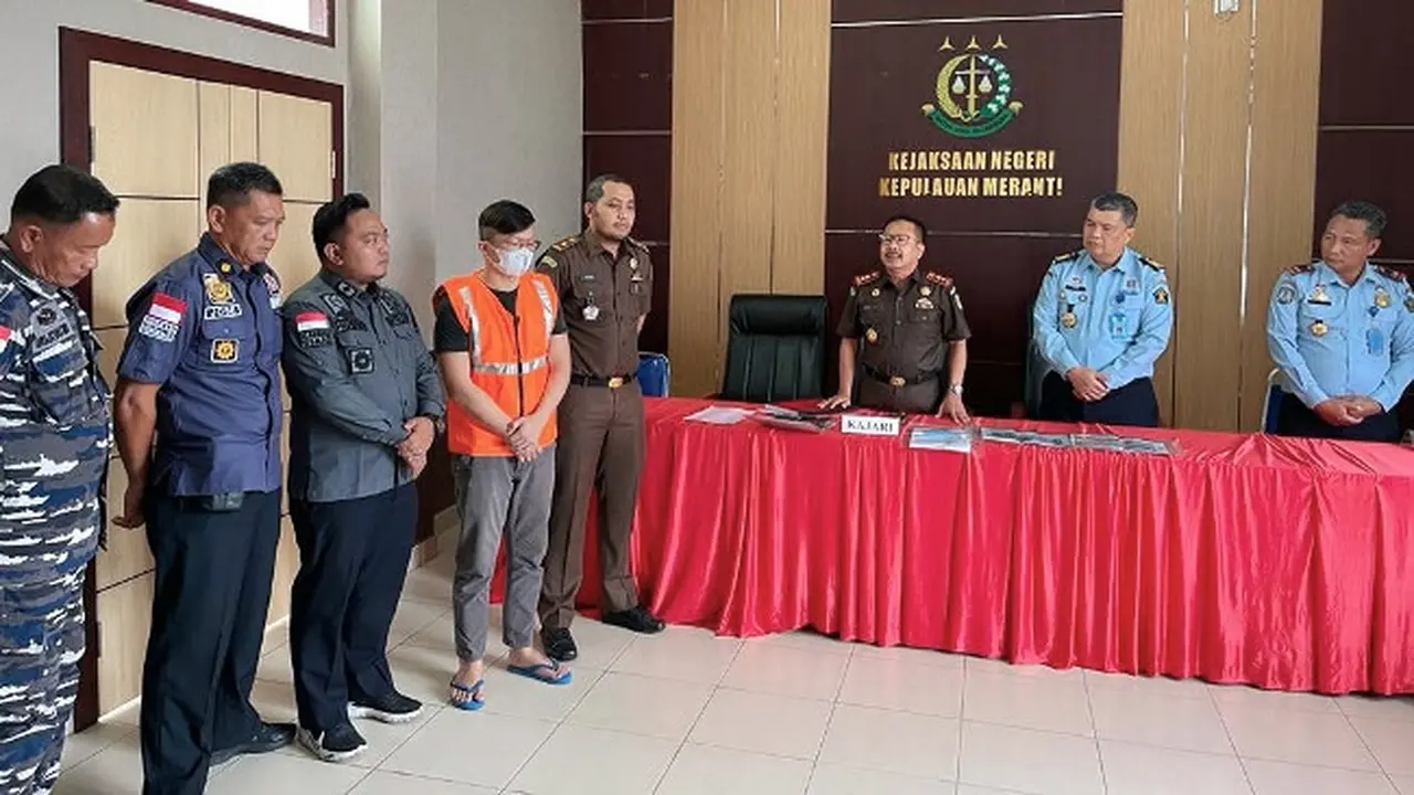Penyerahan WNA Malaysia yang melanggar keimigrasian dan diduga terlibat pedagangan manusia diserahkan ke Kejari Kepulauan Meranti.