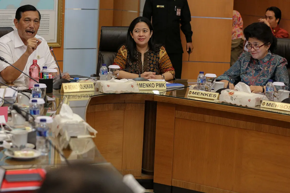 20151103-Undang Sejumlah Menteri, Menko Luhut Gelar Rapat Penanganan Asap-Jakarta