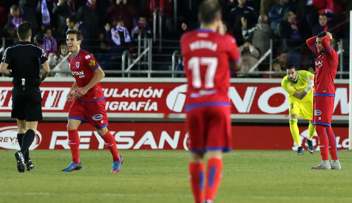 Ekspresi kecewa para pemain Numancia usai  kalah dari Real Madrid pada laga Copa Del Rey di Nuevo Estadio Los Pajaritos stadium, Soria, (4/1/2018). Madrid menang 3-0. (AFP/Cesar Manso)