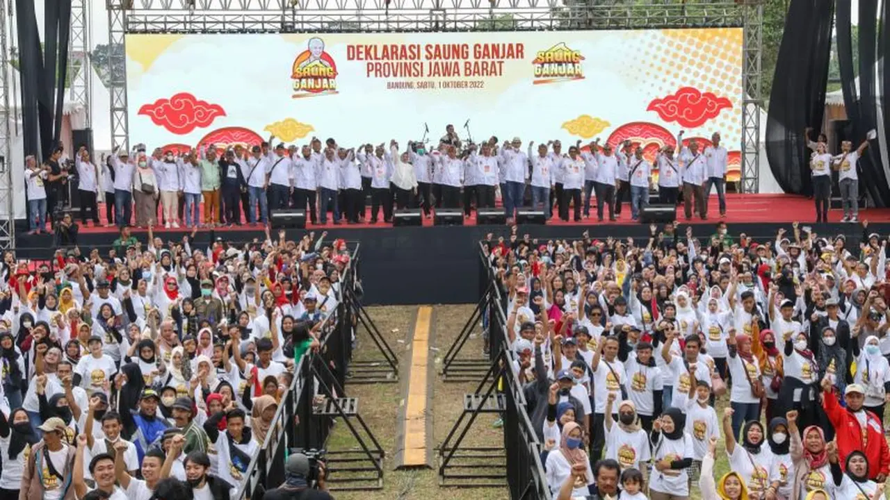 Ribuan masyarakat Bandung bersama Relawan Saung Ganjar, menggelar deklarasi dukungan kepada Ganjar Pranowo sebagai calon presiden pada Pemilu 2024.