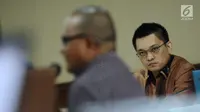 Tersangka dugaan suap terhadap Ketua Pengadilan Tinggi Manado Sudiwardono, Aditya Anugrah Moha (kanan) menyimak keterangan saksi pada sidang lanjutan di Pengadilan Tipikor, Jakarta, Rabu (7/3). (Liputan6.com/Helmi Fithriansyah)
