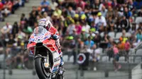 Pembalap Ducati, Andrea Dovizioso mencatatkan waktu terbaik pada sesi pemanasan (WUP) MotoGP Austria 2017 di Sirkuit Red Bull Ring, Minggu (13/8/2017). (Jure Makovec / AFP)