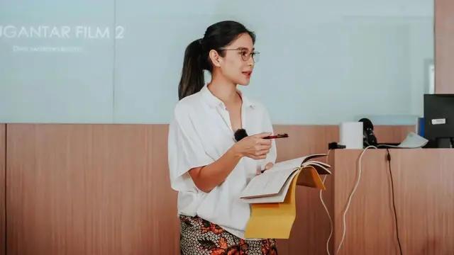 Sebut Enggak Pelit Nilai, Ini 7 Potret Dian Sastro Jadi Dosen di Vokasi UI