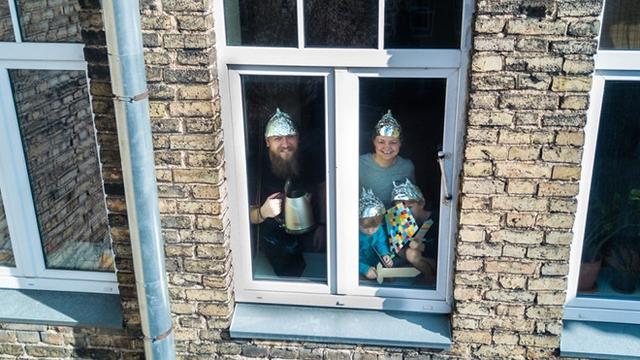 6 Potret Orang Sedang Karantina di Rumah Ini Bikin Senyum Sendiri