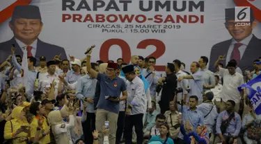 Calon Wakil Presiden nomor urut 02 Sandiaga Uno (peci merah) menyapa pendukungnya saat kampanye terbuka di Gelanggang Remaja Jakarta Utara, Senin (25/3). Sandiaga mengajak seluruh simpatisan untuk memenangkan dirinya serta Prabowo Subianto dalam Pemilu pada April 2019. (Liputan6.com/Faizal Fanani)