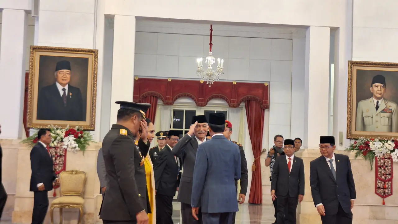 Menko Bidang Kemaritiman dan Investasi Luhut Binsar Panjaitan memberikan salam hormat kepada Presiden Joko Widodo atau Jokowi saat bertemu di Istana Negara Jakarta, Rabu (29/11/2023).