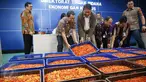 Wakabareskrim Irjen pol Antam Novambar (dua kanan), bersama Dirjen Kementerian Pertanian RI Spundnik Sujono (dua kiri), menggelar rilis pengungkapan kasus penimbunan cabai di kantor Bareskrim Polri, Jakarta, Jumat (3/3). (Liputan6.com/Angga Yuniar)