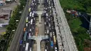 Kepadatan arus lalu lintas saat melintasi proyek Tol Jakarta-Cikampek II dan kereta api ringan (LRT) di Bekasi, Selasa (18/12). Penghentian pembangunan proyek di ruas tol Jakarta-Cikampek berlangsung hingga 1 Januari 2019. (Merdeka.com/Iqbal S. Nugroho)