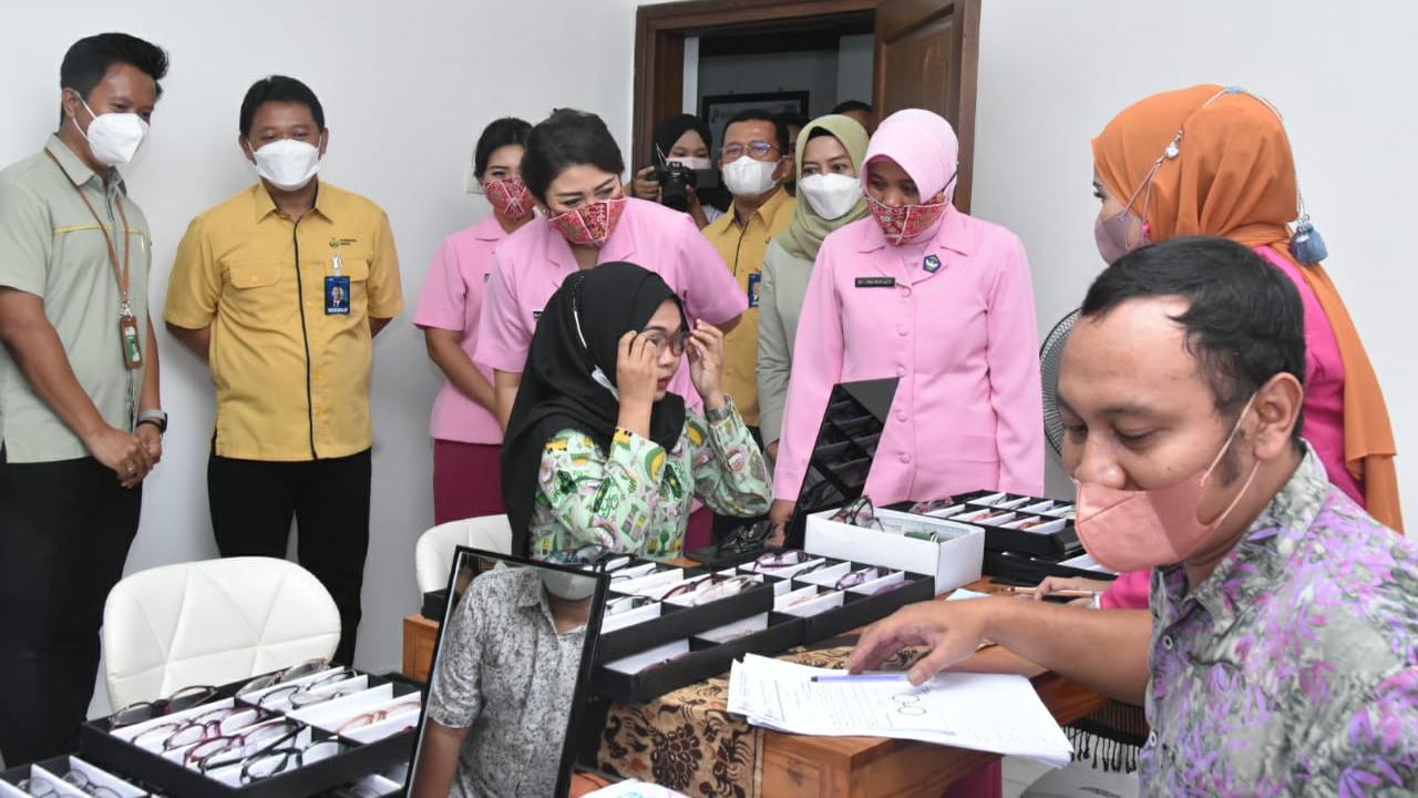 Guru di Gresik mendapat kacamata gratis dari Petrokimia. (Dian Kurniawan/Liputan6.com)